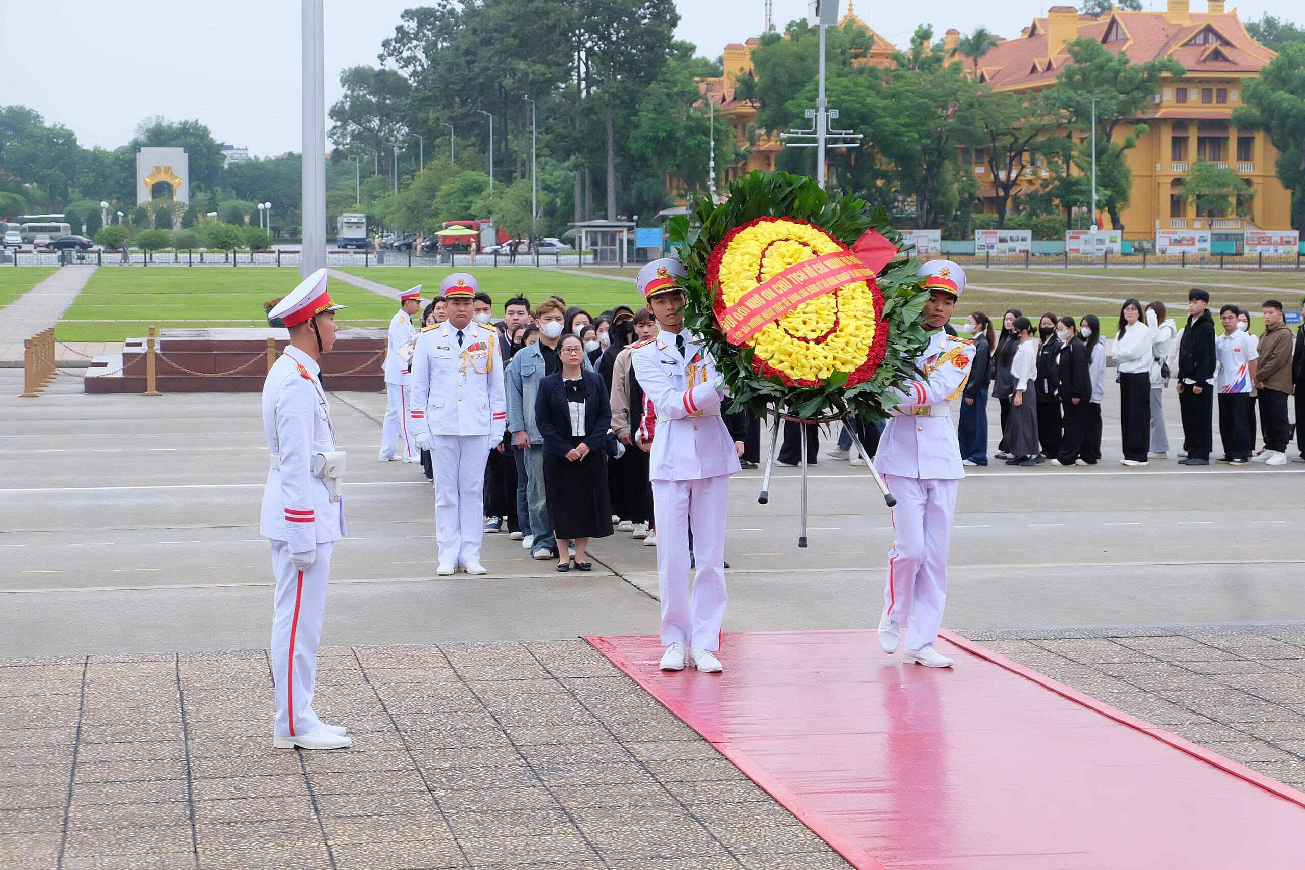 Hơn 240 học viên lớp Bồi dưỡng nhận thức về Đảng dâng hoa, vào Lăng viếng Bác Hồ